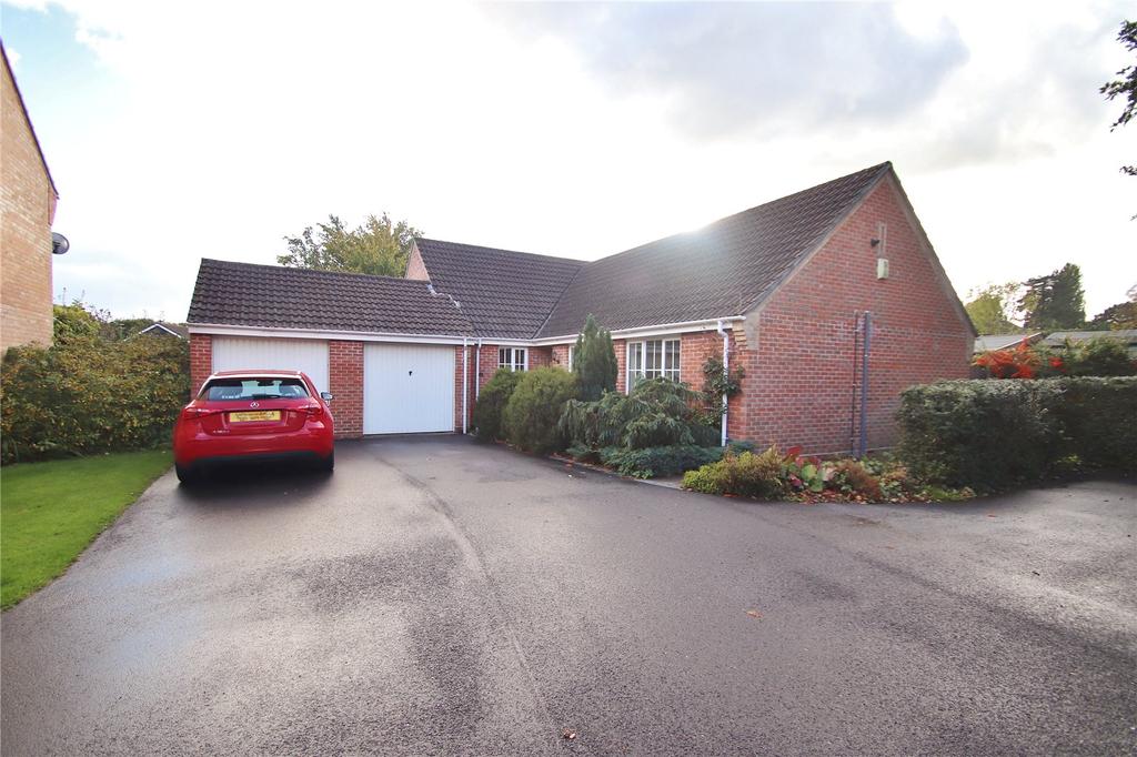 Woodland Close, Verwood, Dorset, BH31 3 bed bungalow £1,400 pcm (£323 pw)