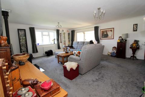 3 Aysshton Gardens, Callington, PL17 7DW