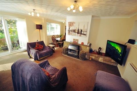 23b Lyndhurst Way, Istead Rise, Gravesend, DA13 9EN