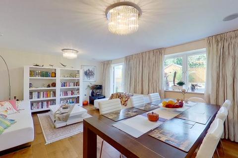 14 Meadowview Road, London, SW20 9AN