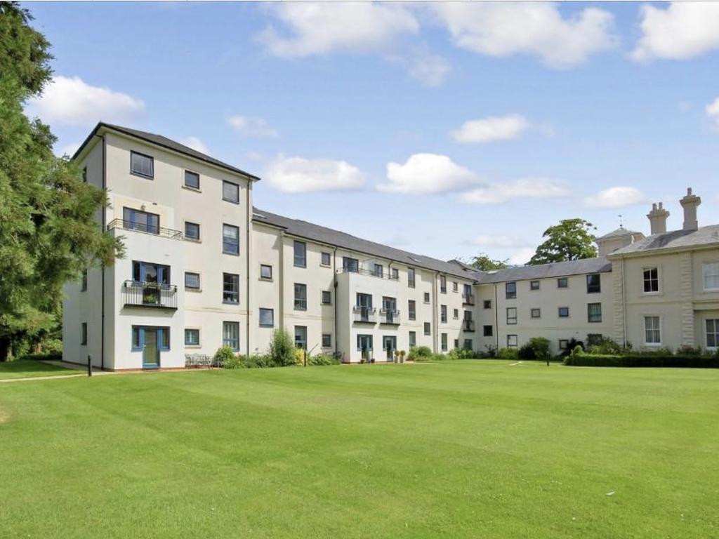 Wergs Hall Road, Wolverhampton WV8 2 bed apartment
