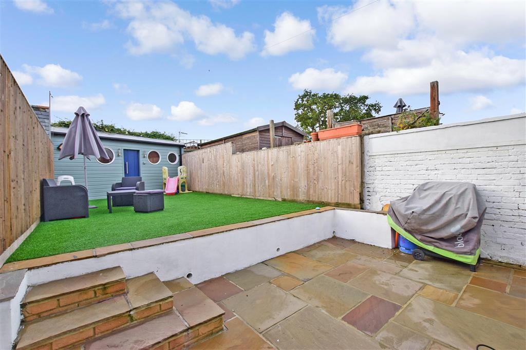 Bellevue Road, Cowes, Isle of Wight 3 bed semidetached house £235,000