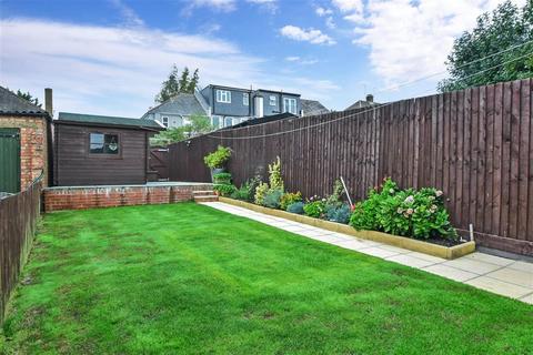 6 Ryebridge Close, Leatherhead, KT22 7QH