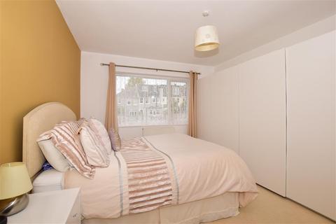6 Ryebridge Close, Leatherhead, KT22 7QH