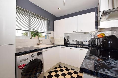 6 Ryebridge Close, Leatherhead, KT22 7QH