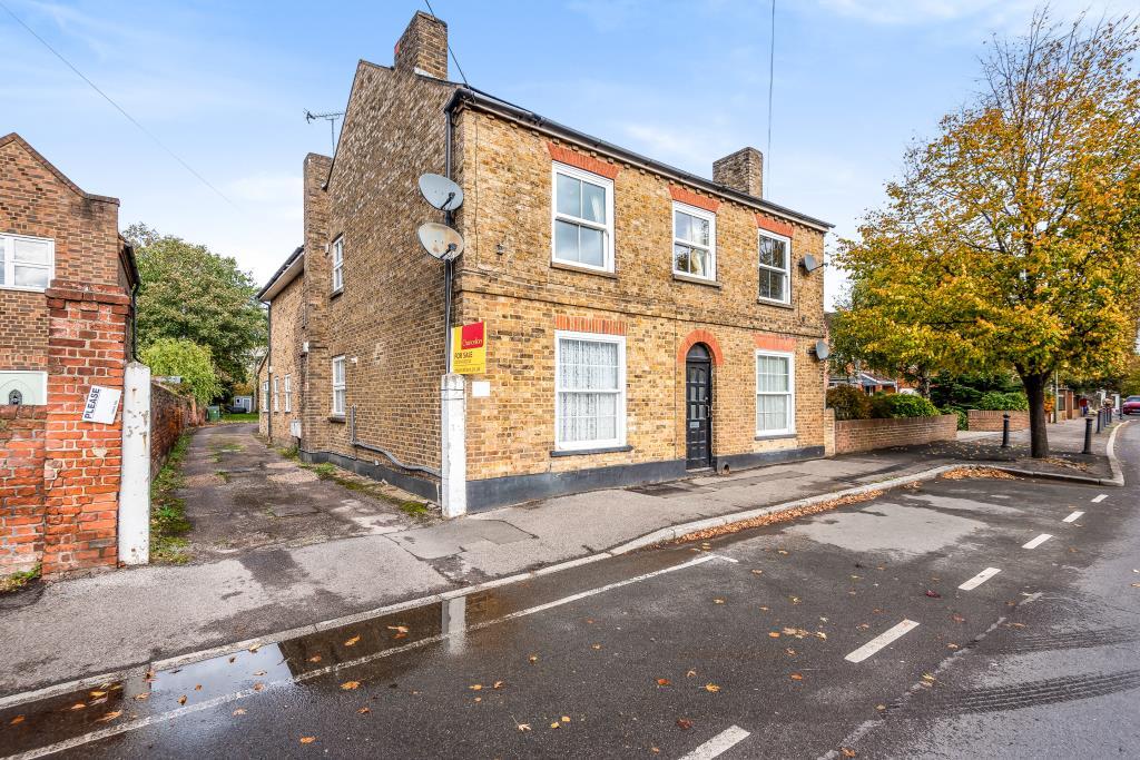 Laleham Village, Spelthorne, TW18 2 bed flat £350,000