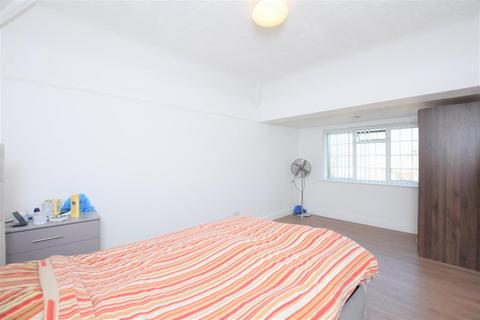 40 Adomar Road, Dagenham, RM8 3LR