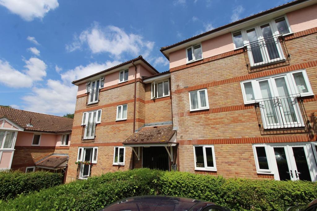 Armond Road, Witham, Essex, CM8 2 bed apartment £775 pcm (£179 pw)