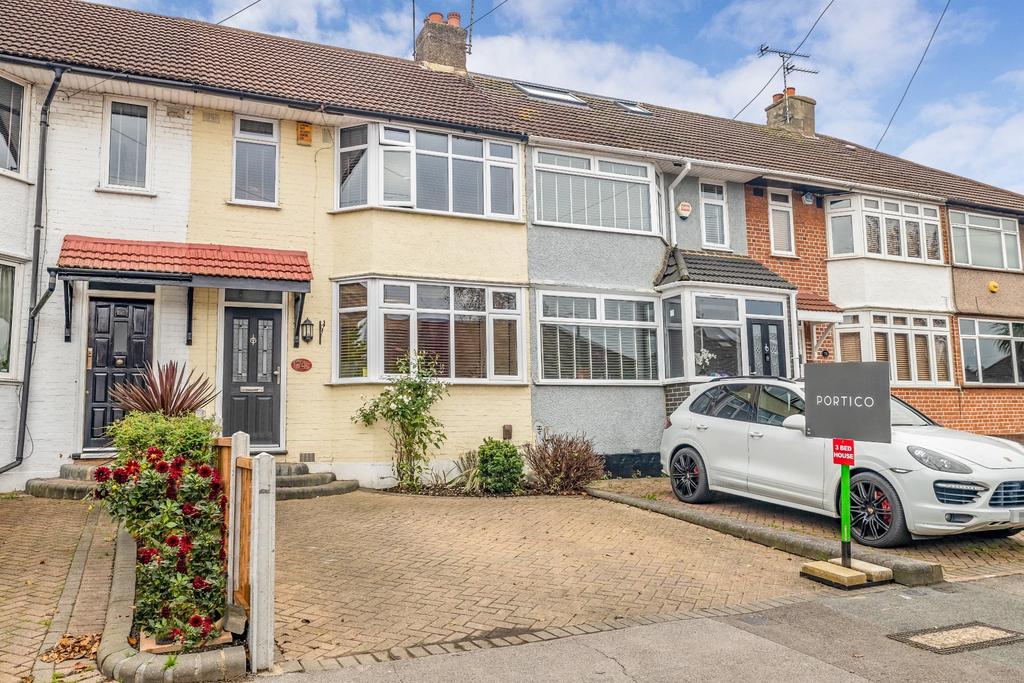 Highfield Road, Woodford Green, IG8 3 bed terraced house £1,850 pcm