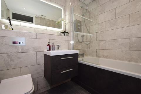 40 Brendans Close, Hornchurch, RM11 3UL