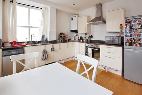 2 bedroom flat to rent, Ropewalk Gardens, London E1 1DD