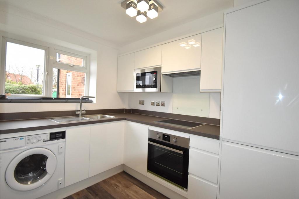 Chiltern Court, Fawcett Road, Windsor, SL4 2 bed flat £1,295 pcm (£