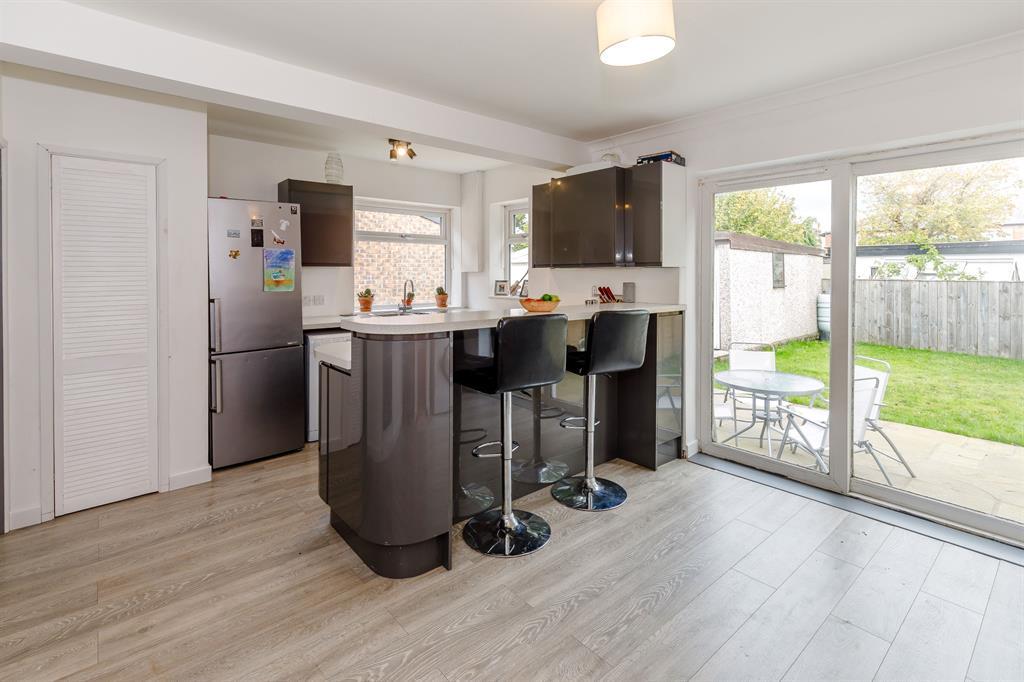 St. Johns Drive, Harrogate, HG1 3AG 3 bed semidetached house £235,000