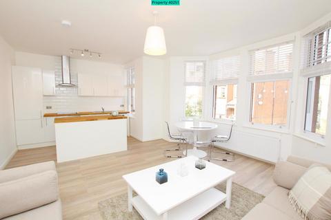3 bedroom flat to rent, Gleneldon Road, London, SW16 2AY