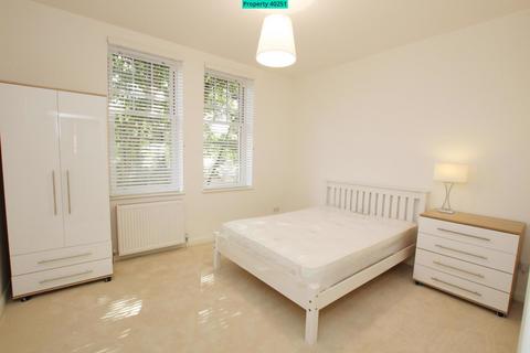 3 bedroom flat to rent, Gleneldon Road, London, SW16 2AY