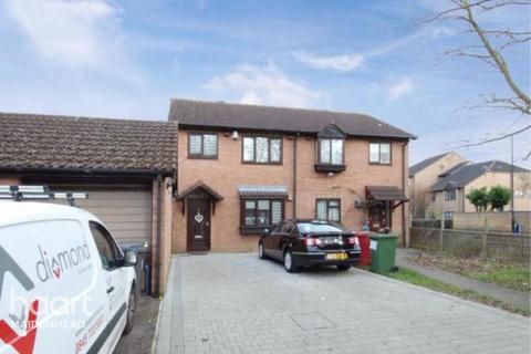 3 bedroom semi-detached house to rent, Moore Close, Slough