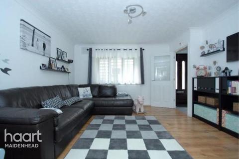 3 bedroom semi-detached house to rent, Moore Close, Slough