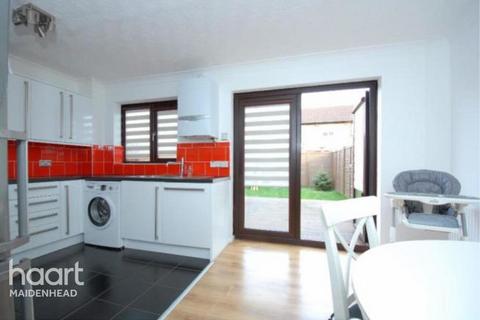 3 bedroom semi-detached house to rent, Moore Close, Slough