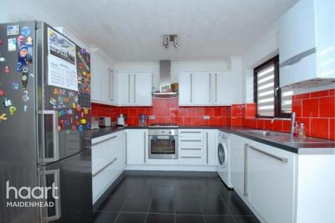 3 bedroom semi-detached house to rent, Moore Close, Slough