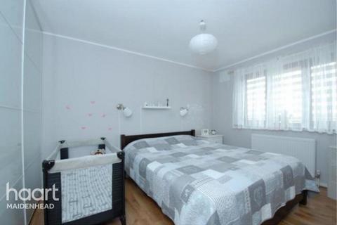 3 bedroom semi-detached house to rent, Moore Close, Slough