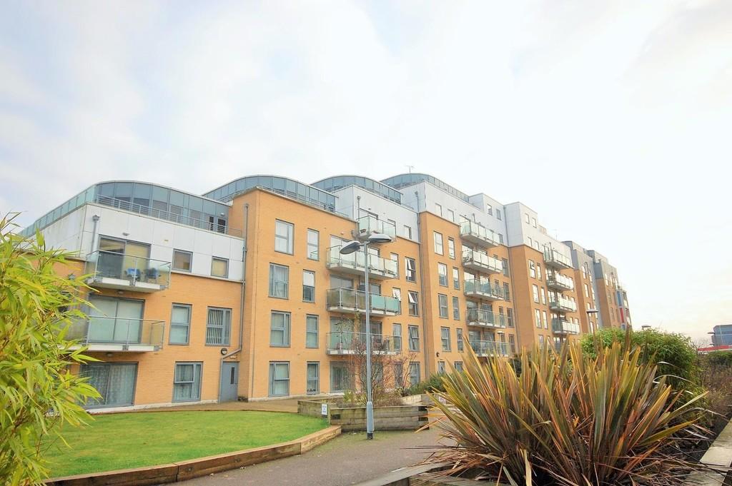 Monument Court, Stevenage 1 bed penthouse £1,200 pcm (£277 pw)