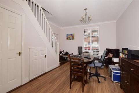 7 Oak Road, Leatherhead, KT22 7PH