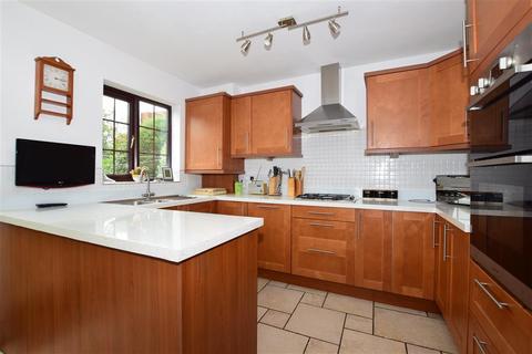 7 Oak Road, Leatherhead, KT22 7PH