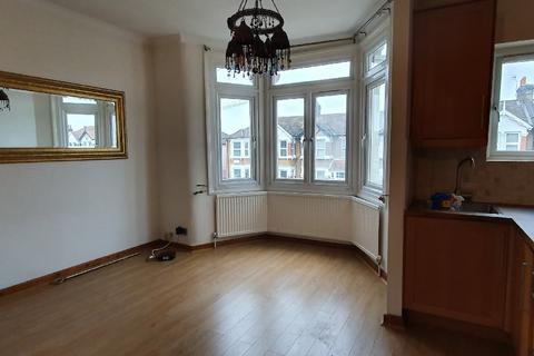 1 bedroom apartment for sale, Courtland Avenue, Ilford, Essex
