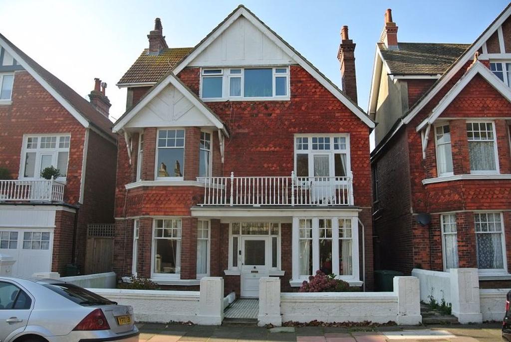 Carlisle Road, Hove BN3 4FS 2 bed flat £1,250 pcm (£288 pw)