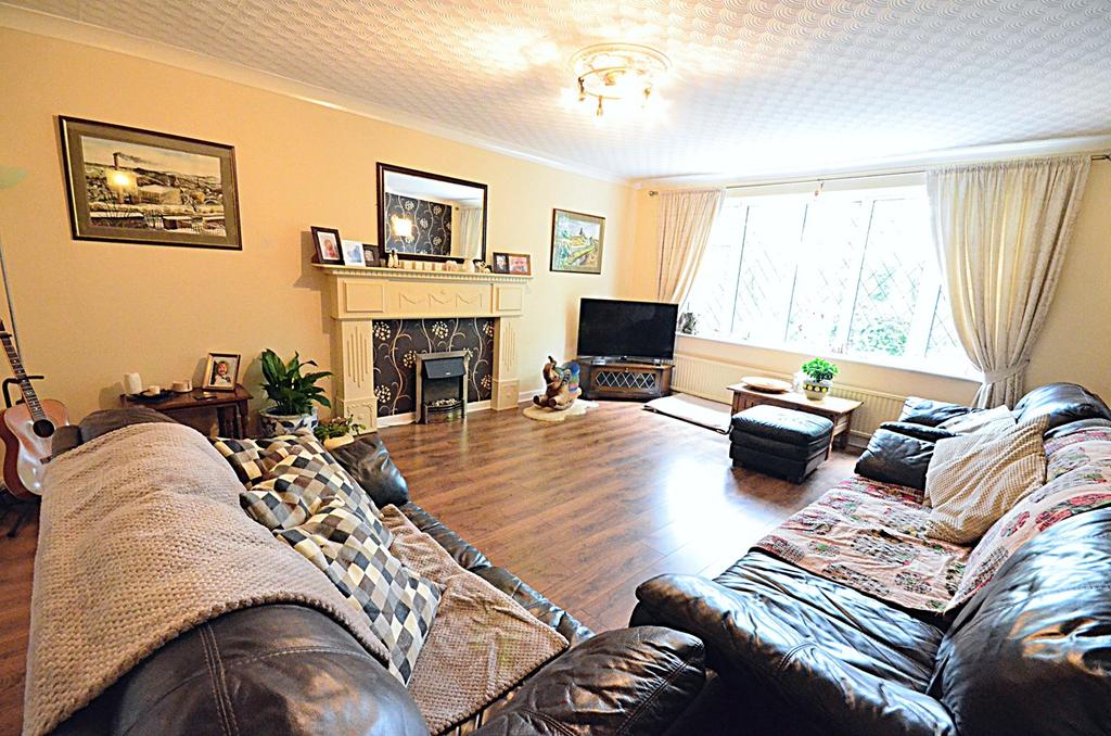 Station Road, Kearsley, Bolton, BL4 4 bed detached house £260,000