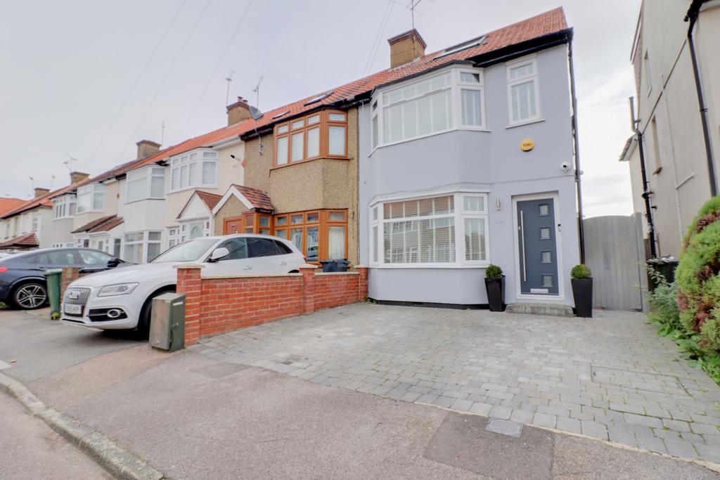 River Avenue, Hoddesdon, EN11 4 bed end of terrace house £399,950
