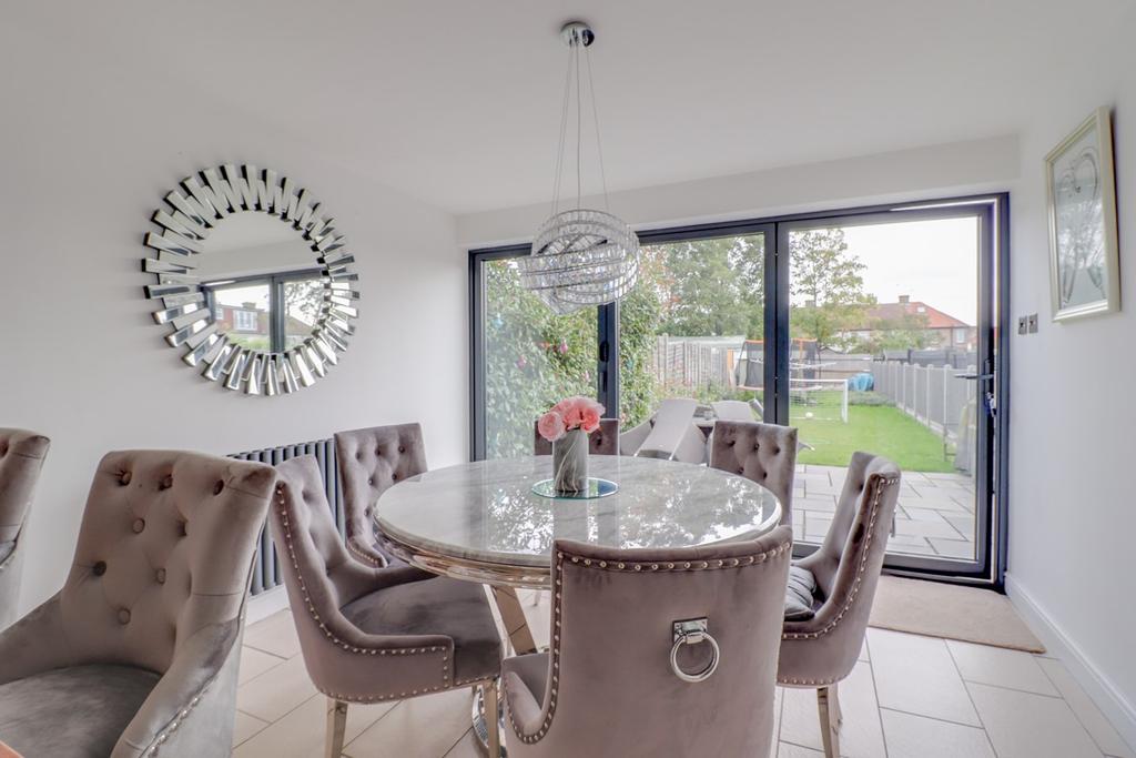 River Avenue, Hoddesdon, EN11 4 bed end of terrace house £399,950