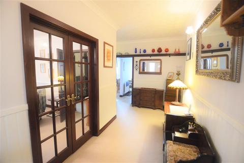 16 Clos Y Dderwen, Cross Hands, Llanelli, SA14 6RN