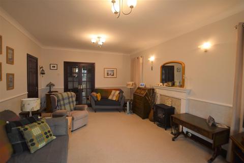 16 Clos Y Dderwen, Cross Hands, Llanelli, SA14 6RN