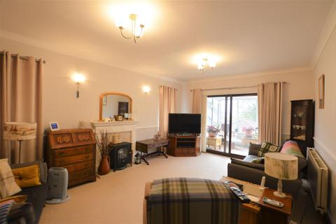 16 Clos Y Dderwen, Cross Hands, Llanelli, SA14 6RN