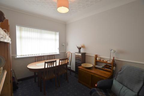 16 Clos Y Dderwen, Cross Hands, Llanelli, SA14 6RN