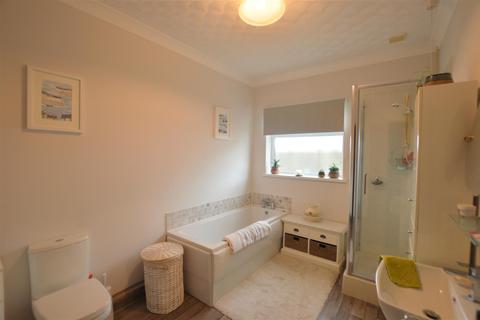 16 Clos Y Dderwen, Cross Hands, Llanelli, SA14 6RN