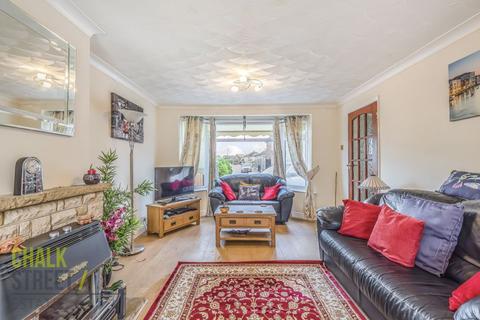 25 Gray Gardens, Rainham, RM13 7NH