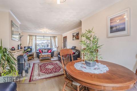 25 Gray Gardens, Rainham, RM13 7NH