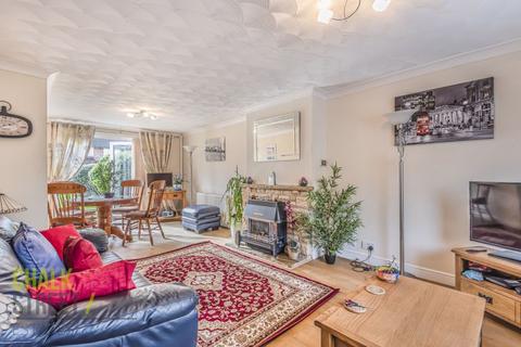 25 Gray Gardens, Rainham, RM13 7NH