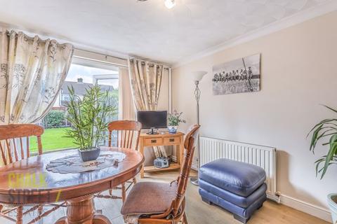25 Gray Gardens, Rainham, RM13 7NH