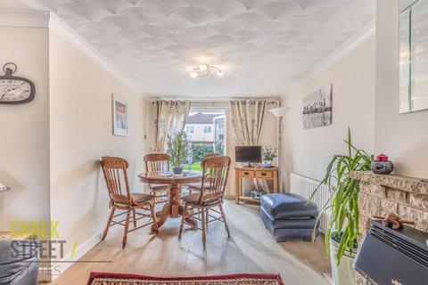 25 Gray Gardens, Rainham, RM13 7NH