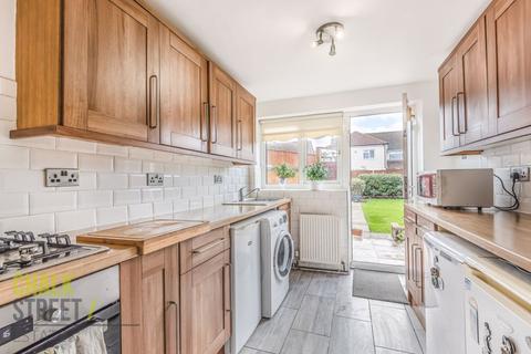 25 Gray Gardens, Rainham, RM13 7NH