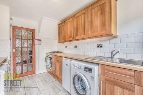 25 Gray Gardens, Rainham, RM13 7NH