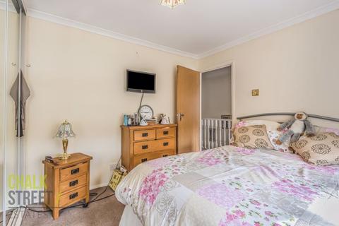 25 Gray Gardens, Rainham, RM13 7NH