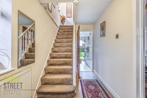 25 Gray Gardens, Rainham, RM13 7NH