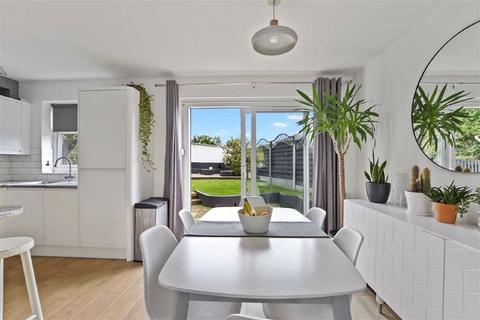 24 Thakeham Close, London, SE26 6HN