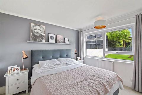 24 Thakeham Close, London, SE26 6HN