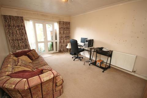 15 The Vineries, London, N14 4BH