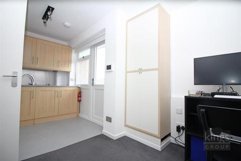 18 Peacocks, Harlow, CM19 5NY